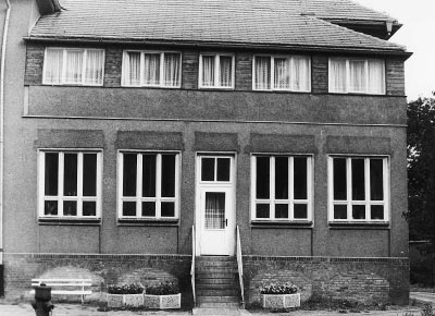 Krankenhaus Ostflügel von 1911 (später Haus I, heute Haus Dorothea Tracht und kam aus dem Mutterhaus der Pfeiffer schen Stiftungen Magdeburg hierher nach Gr. Salze, ihrem Geburtsort (geb. am 15.3.