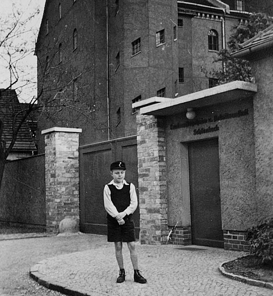 Entwicklungen im Burghof während der Nazi- Zeit bis 1945 46 Mit der Machtergreifung der Nazis in Deutschland wehte auch ein anderer Wind im Burghof.