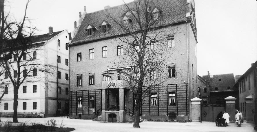 49 Das Herrenhaus als Wohn- und Verwaltungsgebäude, 1945 Noch am 11. April entließen die Amerikaner alle 141 Frauen des Arbeitshauses.