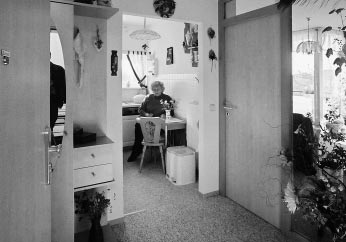 Blick in eine altengerechten Wohnung von Haus Lotte Ab 1998 bietet der Diakonieverein Wohnangebote für ältere, aber noch relativ aktive Menschen, 2004
