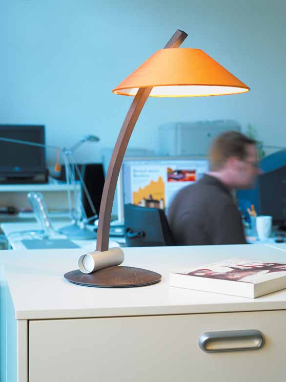 BOW Design: Domus Team 31 Stehleuchten / Floor lamps Teakleuchten / Teak lamps Die BOW Tischleuchte bietet viele Gestaltungsmöglichkeiten: Schirme