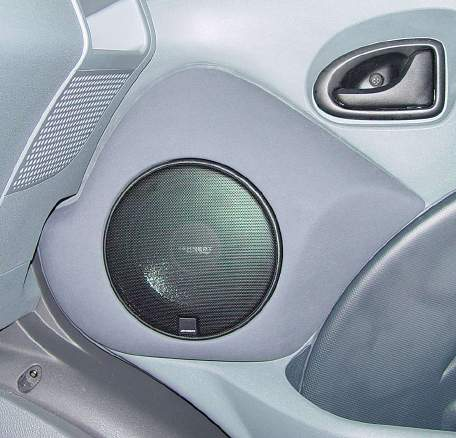 Lautsprecher mit 4 schwarzen Blechschrauben 3,9x25 befestigen - durch die Montagelöcher des Lautsprechers und des