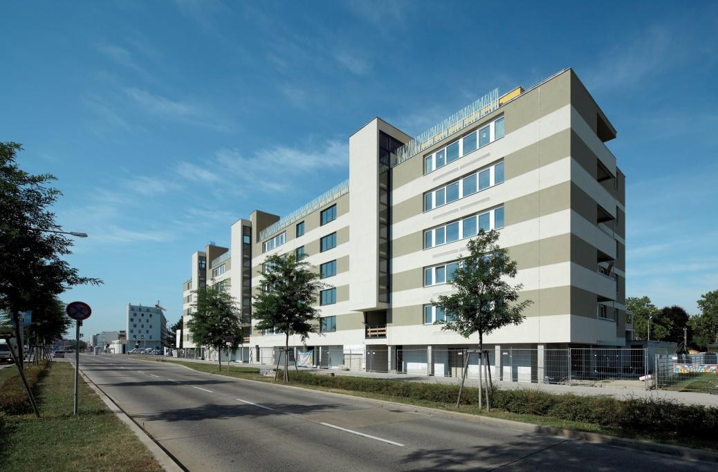 LH-Stv. Hiesl, LR Hiegelsberger, Obmann Starhemberg Seite 7 Bildtext: Kürzlich wurde das höchste Wohngebäude aus Holz mit sieben Geschossen in der Wiener Wagramer Straße eröffnet.