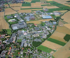 Brökelmann Aluminiumwerk hat als erstes Industrieunternehmen bereits 1961 Produktionshallen in Höingen auf dem Gelände des ab 1974