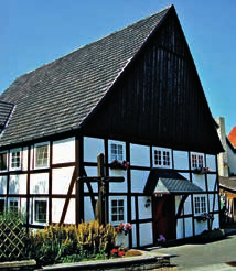 340 Einwohner zählende Ortsteil ist erstmals um 1234 urkundlich als»sewadinchusen«erwähnt und vermutlich von Ostönnen aus besiedelt. Im Mittelalter gehörte Sieveringen zum Lehen der Grafen von Werl.
