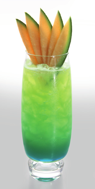 Green Melon fruchtig 2 cl Melonen-Likör 20% vol 2 cl Holunderblüten-Likör 15% vol 1 cl Curacao blau-sirup 3 cl Ananassaft 3 cl Orangensaft In ein mit Crushed Ice gefülltes Cocktail glas zuerst das