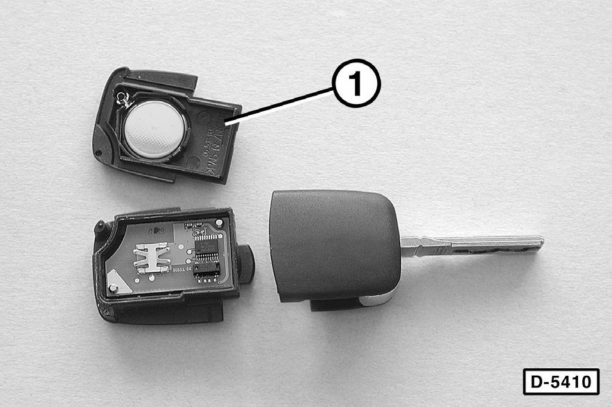 Batterien für Schlüssel mit Funkfernbedienung aus- und einbauen Achtung: Beim Ausbau der Batterien prüfen, ob die Polarität auf den Batterien eingeprägt ist, andernfalls Einbaulage notieren.