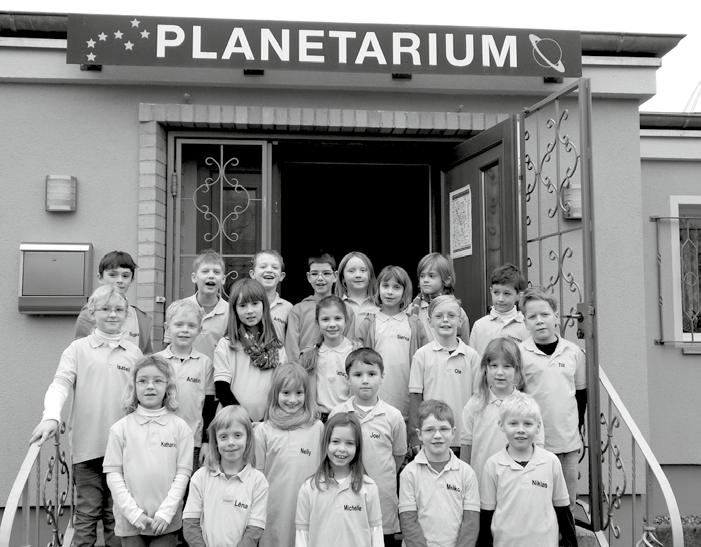 2015 machten sich die Klassen 1 und 2 der Evangelischen Grundschule aus Holzdorf auf den Weg nach Herzberg in das dort ansässige Planetarium.