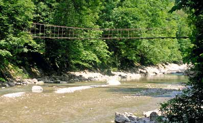 15 Meter über dem Wasser überspannt seit fast 300 Jahren die Kommabrücke, die älteste gedeckte Holzbrücke des Landes, Ach und Schlucht.