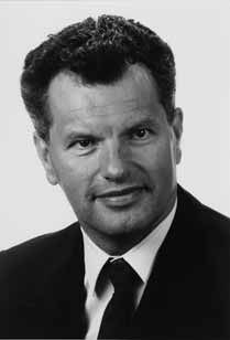PERSÖNLICHKEITEN 17 Dr.-Ing. Karl Schott (1910 2008) Dr. Karl Schott übernahm 1960 die Geschäftsführung der BMW Triebwerkbau.