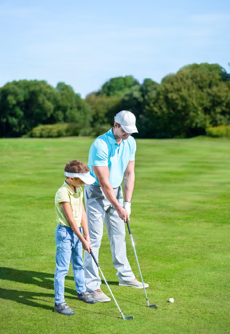// EINLEITUNG Golfen, ist das nicht langweilig? Nicht nur ältere Generationen begeistern sich voller Leidenschaft für den Golfsport, auch jüngere Menschen und Kinder werden vom Golffieber gepackt.