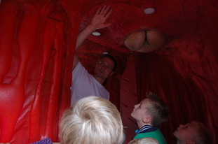(Bild: 2/11) Eine Kindergruppe posierte vor dem begehbaren Riesenherzmodell mit dem