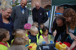 Bürgermeister Hubert Handke sah den Kindern im Open-Air-Kinderlabor