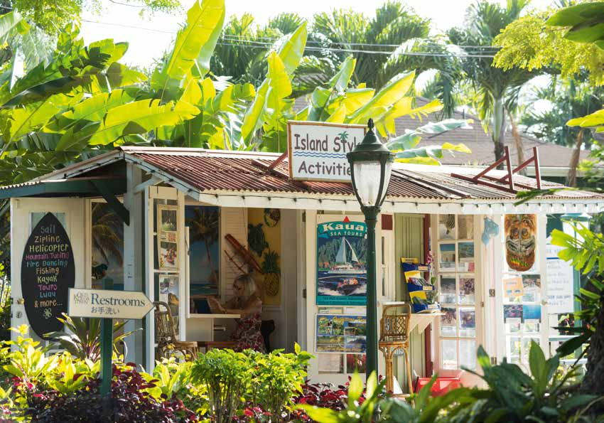 Exotisches Kauai: Wanderung an der Na Pali Coast. Linls: Shop in Old Koloa Town. Unten: Es muss nicht immer ein Hawaii-Hemd sein. Rechts: Biker am Kealia Beach. nernen Riesen in den Bergen.