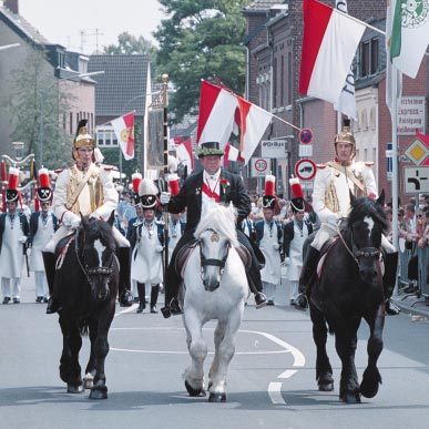 Mai/Juni: Sportfest, eventuell mit dem SSV, historischer Wettbewerb, Sportabzeichen für alle. Fronleichnam, 14.6.2001: Mit historischen Altären und früherem Prozessionsweg.