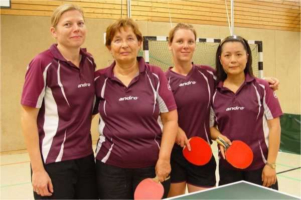 Damenmannschaft der Saison 2011 / 2012 Von links nach rechts: Simone Hohls, Christine