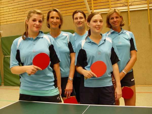 6.Damenmannschaft der Saison 2011 / 2012 Von links nach rechts: Laura Fichtner, Doris Scholz,