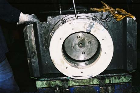 Bild 5 Nach der Montage des Schnellverschlusses an der Druckmutter ist das System einsatzbereit An der Druckmutter montierter Schnellverschluss Auf dem Walzenzapfen (