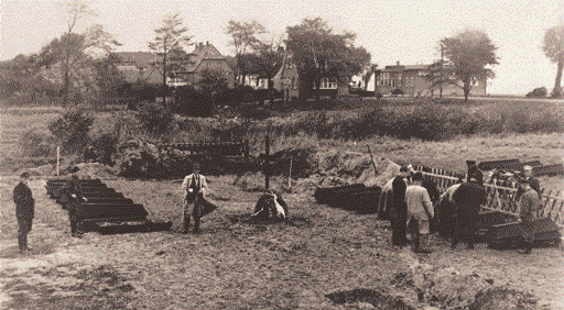 Cap Arcona -Gedenken in Westdeutschland 17 Aus dem Wrack der Thielbek geborgene Leichen werden in Särge gelegt.