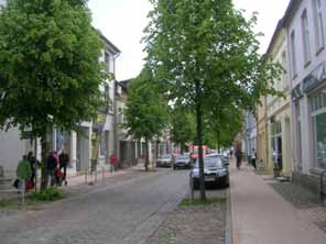 Die Innenstadt ist als Einbahnstraße von der Seite der L2 bis zum Rathaus befahrbar und als Kopfsteinpflasterstraße mit Parkstreifen ausgebaut.