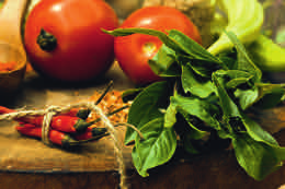 Hot Rustica Tomate, Spinat, Basilikum & Chili Zutaten für 250-300 ml Smoothie: 20 g Blattspinat 3 große Basilikumblätter ½ Chilischote ca.