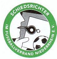 Antwort: Der Schiedsrichter unterbricht das Spiel nicht. Er wartet die nächste Spielunterbrechung ab und verwarnt dann beide Spieler. Nr.