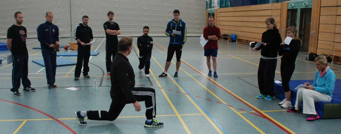 Im Workshop von Roman Burkhart wurden drei Unterrichtstunden zum Thema Fitnesstraining in der Schule mit dem Ziel der Verbesserung von Kraft und Beweglichkeit vorgestellt.