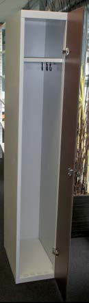 KORPUS-Garderobenschränke werden in drei Varianten geliefert: Metall mit Komaxit-Beschichtung in RAL-Farbtönen nach Wahl verzinkt Edelstahl DIE