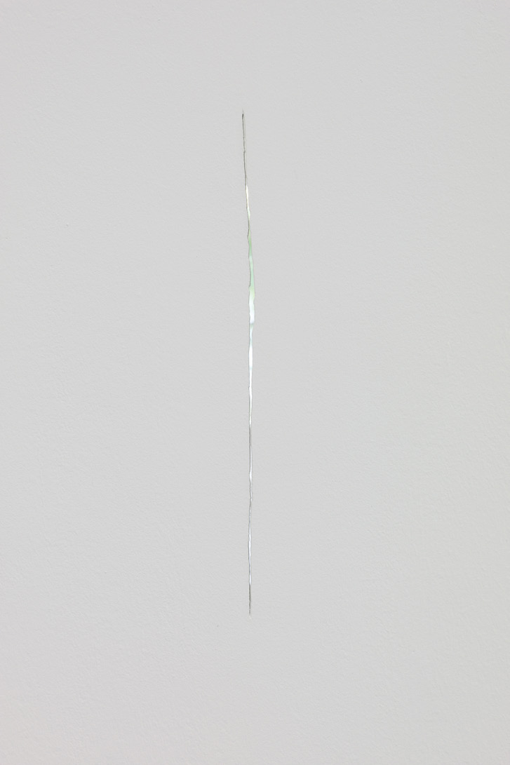 RAUMRISS, 2011, Spiegel, Spachtelmasse, Farbe, 32x2cm Hinter