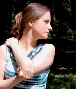 Die Eule 2 Führen Sie anschließend Ihre linke Hand über Ihre Brust zur rechten Schulter, und greifen Sie fest in die verspannte Schultermuskulatur.