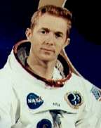 Kommen wir noch zum dritten Crewmitglied, Stuart Roosa: Er war Capsule Communicator während dem Apollo 1 Feuer von1967.
