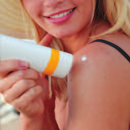 Bei längerem Aufenthalt in der Sonne sollte regelmäßig Sonnenmilch, -creme oder -spray aufgetragen werden. Dadurch kann weniger UV- Strahlung in die Haut eindringen.