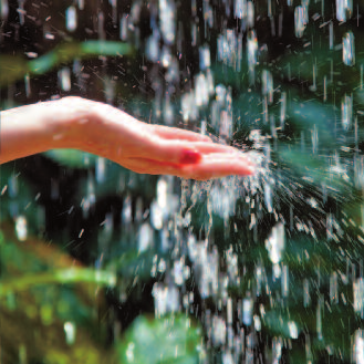 Wasser Kneippgüsse, nasse Handtücher oder kalte Fußbäder können ein gutes Mittel sein, um heiße Sommertage besser zu überstehen.