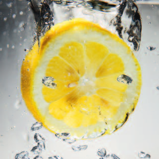 Wasser, Tee und Säfte Durch Schwitzen verliert der Körper nicht nur Flüssigkeit, sondern auch Mineralstoffe.