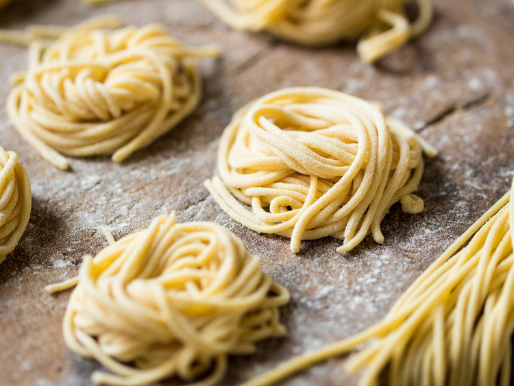 Zubereitung: 2 Std. 30 Min. Niveau: Mittel Zeit hast und du dich so richtig austoben willst in deiner Küche, kannst du deine Spaghetti auch ganz einfach selber machen.