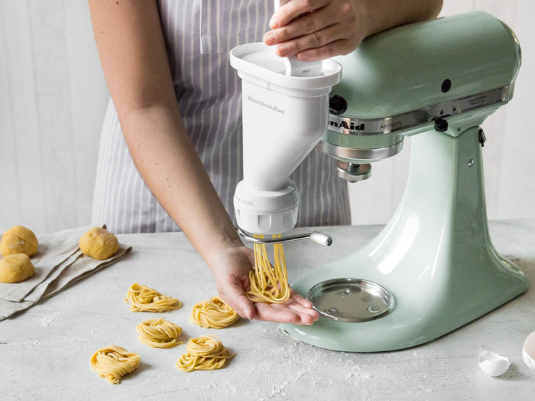 perfekten Spaghetti 1) Zuerst einen Flachrührer verwenden, um alle Zutaten gut miteinander zu vermischen. Nach 1 Minute die Maschine kurz ausschalten und den Knethaken aufstecken.