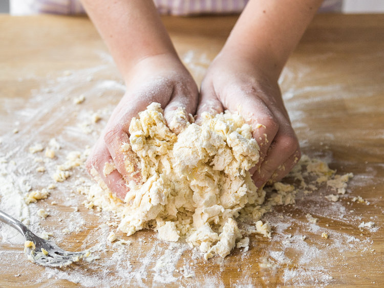 vermengen. 1) Der Teig gelingt besonders gut, wenn du das Mehl auf deine Arbeitsfläche gibst, eine Mulde formst und die Eier sowie 1 Prise Salz hineingibst.