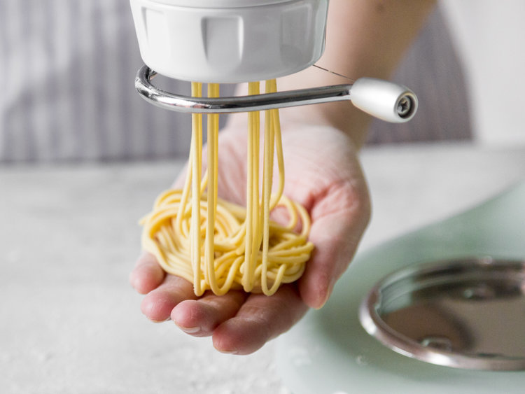 Um deine Spaghetti zu kochen, brauchst du einen großen Topf. Wenn du sie in einen kleinen Topf quetschst, wird es schwierig, die Nudeln auf den Punkt zu garen.