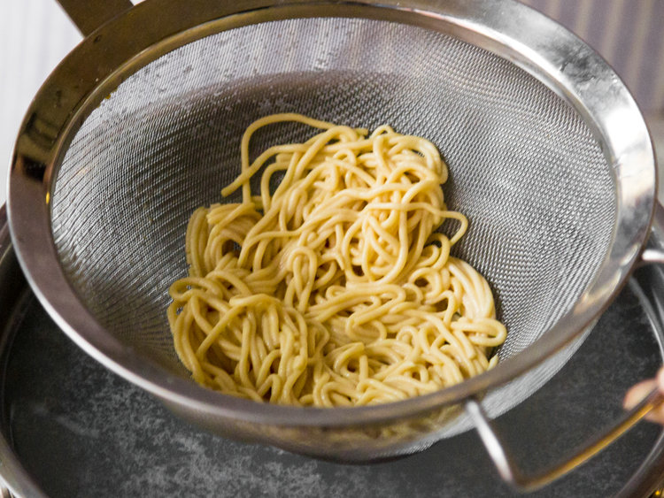 Das bedeutet, dass du für 100 g Spaghetti 10 g Salz und 1 Liter Wasser benötigst. Gib kein Öl ins Wasser! Das verhindert, dass die Spaghetti selber machen mit der KitchenAid Pastapresse.