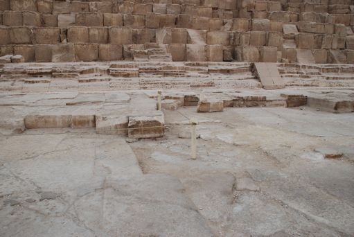 167! Die Pyramiden von Gizah Die unterste Lage der Verkleidungssteine ruht auf dem etwa 30 cm starken Pflaster. Darunter liegt der gewachsene Fels.