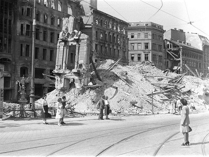 Die Folgen des Krieges Viele Gebäude, aber auch Straßen, Brücken, Bahnhöfe und Eisenbahnlinien waren zerstört.