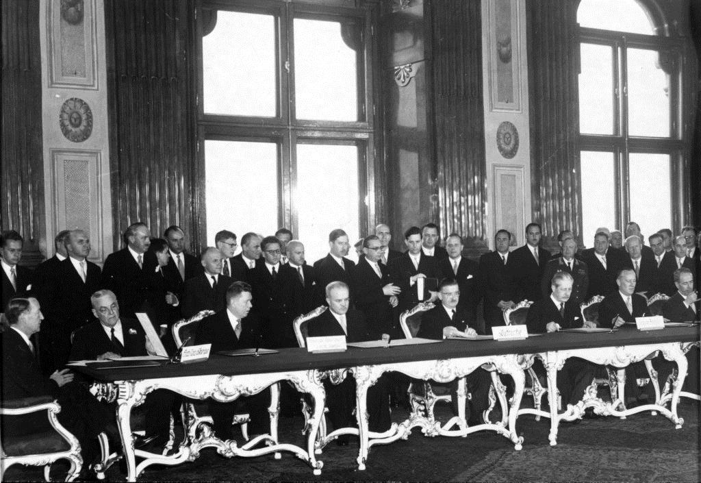 Durchbruch für österreichischen Staatsvertrag April 1955: Sowjetunion stimmt Staatsvertrag zu, nachdem sich Österreich zu immerwährender Neutralität verpflichtet und zusagt, keinem Militärbündnis