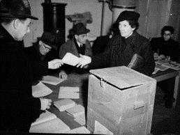 Erste Nationalratswahl 1945 Drei Parteien bildeten eine vorläufige Regierung: - Sozialistische Partei Österreichs (SPÖ) - Österreichische Volkspartei (ÖVP) - Kommunistische Partei Österreichs (KPÖ)
