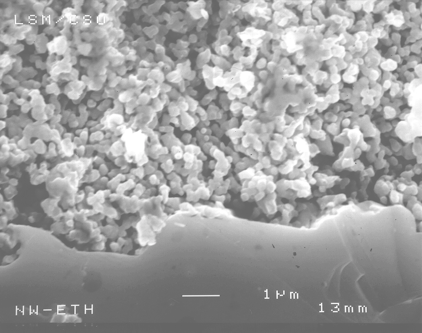 9 Fig. 6 Mikrostruktur (REM) einer La0.8Sr0.2MnO3-Kathode (gesintert bei 1100 C/2h). 7.3 Anode Die Anode ist die Elektrode an der die Oxidation stattfindet (Red Ox + e-).