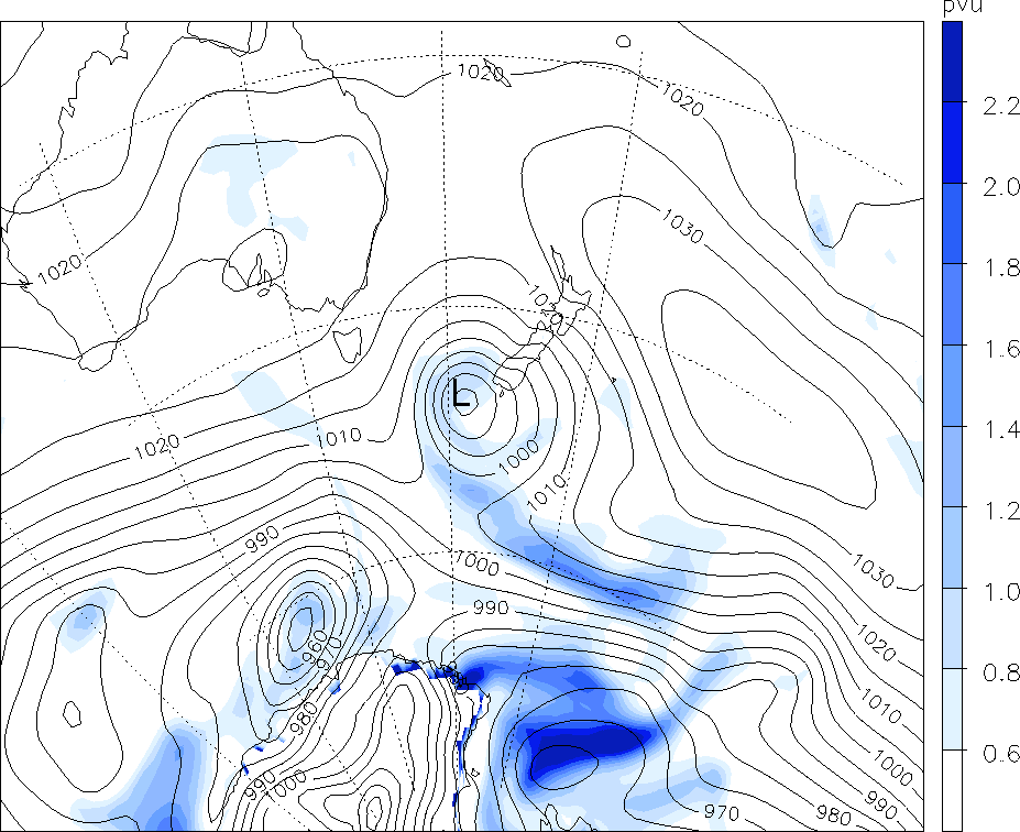 (d) zeigt den Vertikalschnitt von Süden nach Norden durch das Zyklonenzentrum zum selben Zeitpunkt,