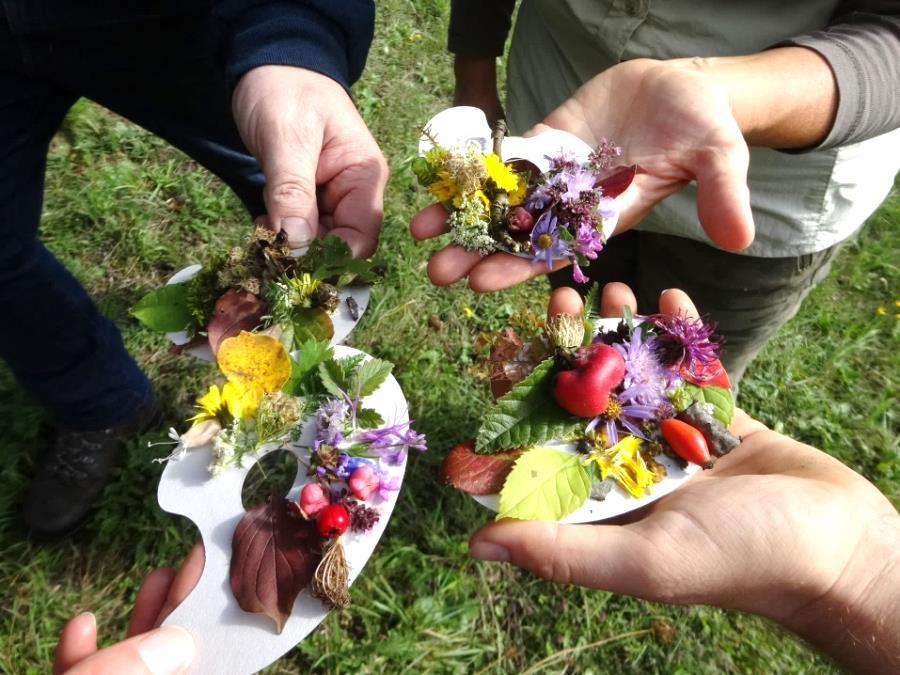 Wiesenspiele Wiesenblumen-Tattoo o Material: Vaseline o Die Teilnehmer dürfen sich etwas Vaseline auf den Handrücken geben und dürfen dann mit Blüten und Blättern der Wiese kleine Blumen-Tattoos auf
