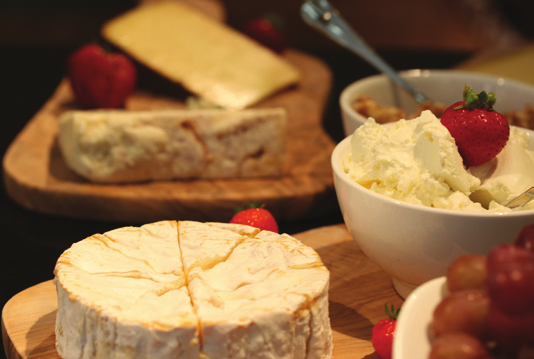 Anhand von einem Crémant zum Empfang, zehn Weinen, der ganzen Bandbreite von weiß bis rot, von trocken bis edelsüß sowie acht hervorragenden Käsen erarbeiten wir uns in der Praxis, welche Käse mit