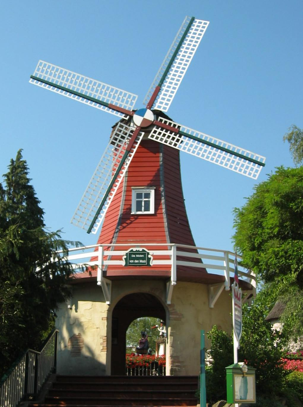 Der EUROPAPARK im badischen Rust schmückt sein holländisches Dorf mit einer dem Original nachgebauten Hollandwindmühle.