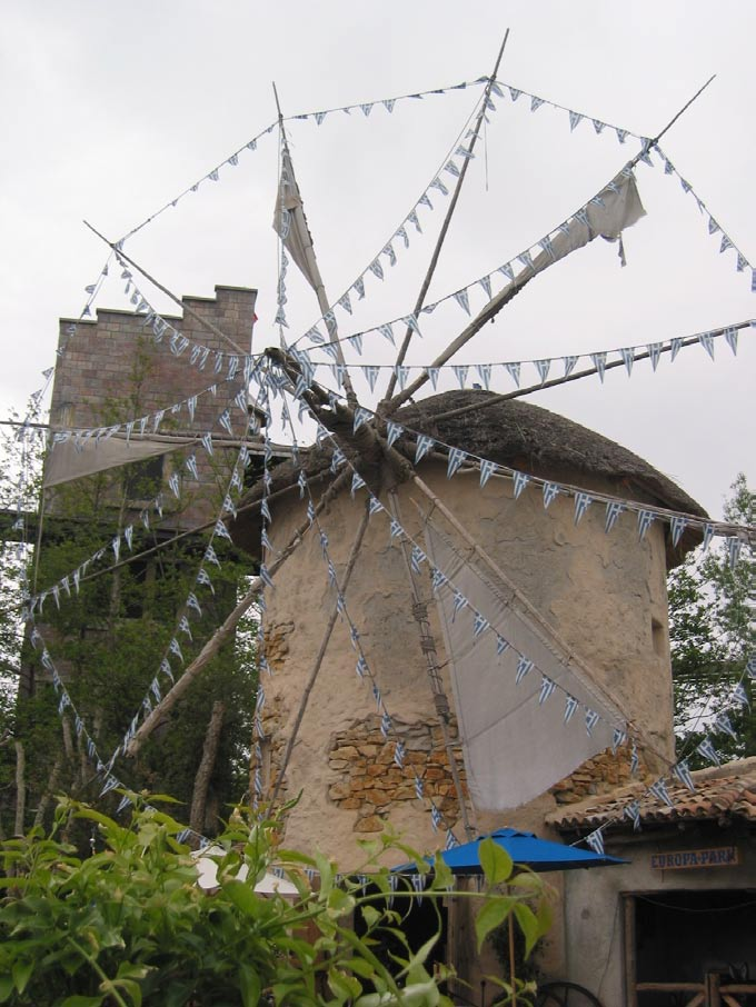 Auch im Mittelmeerraum verbreiteten sich die Windmühlen, von denen in Griechenland heute noch einige für die Touristen als Fotomotive dienen.