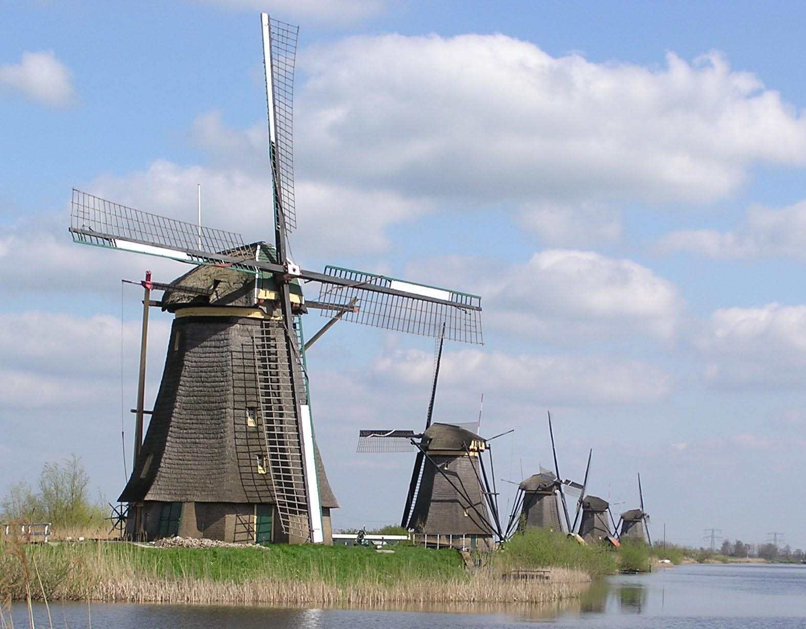 In Holland folgte dann auf die Wippmühle die völlig veränderte Holländerwindmühle : Auf einem festen